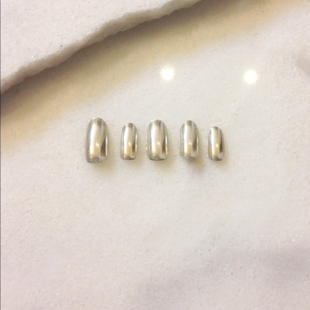 Customizable chrome nails